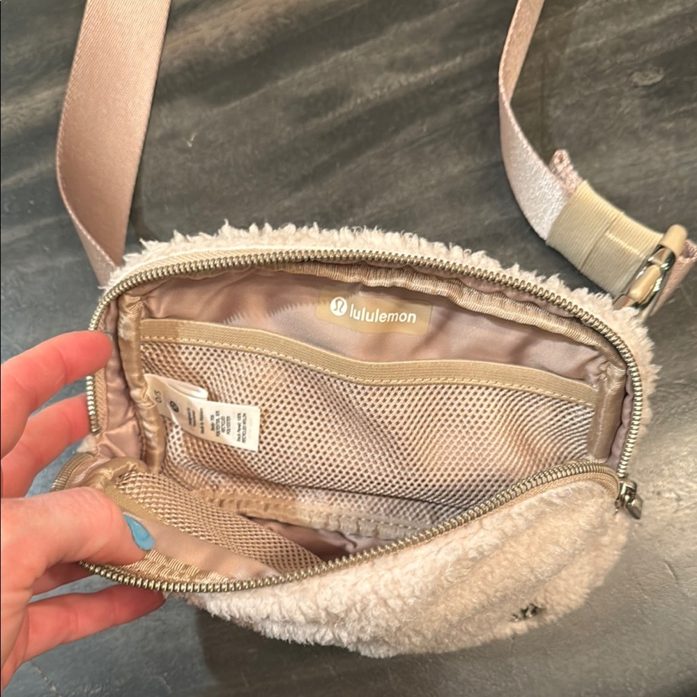 Lulu Sherpa Cream Fleece Belt Bag - NWOT - Picture 2 of 4